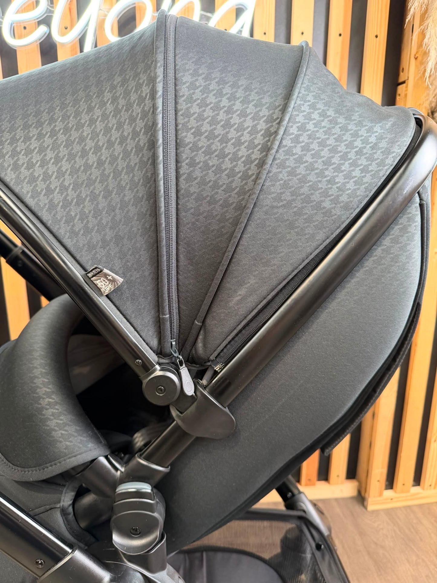 PRE LOVED egg3 Travel System - Houndstooth Black