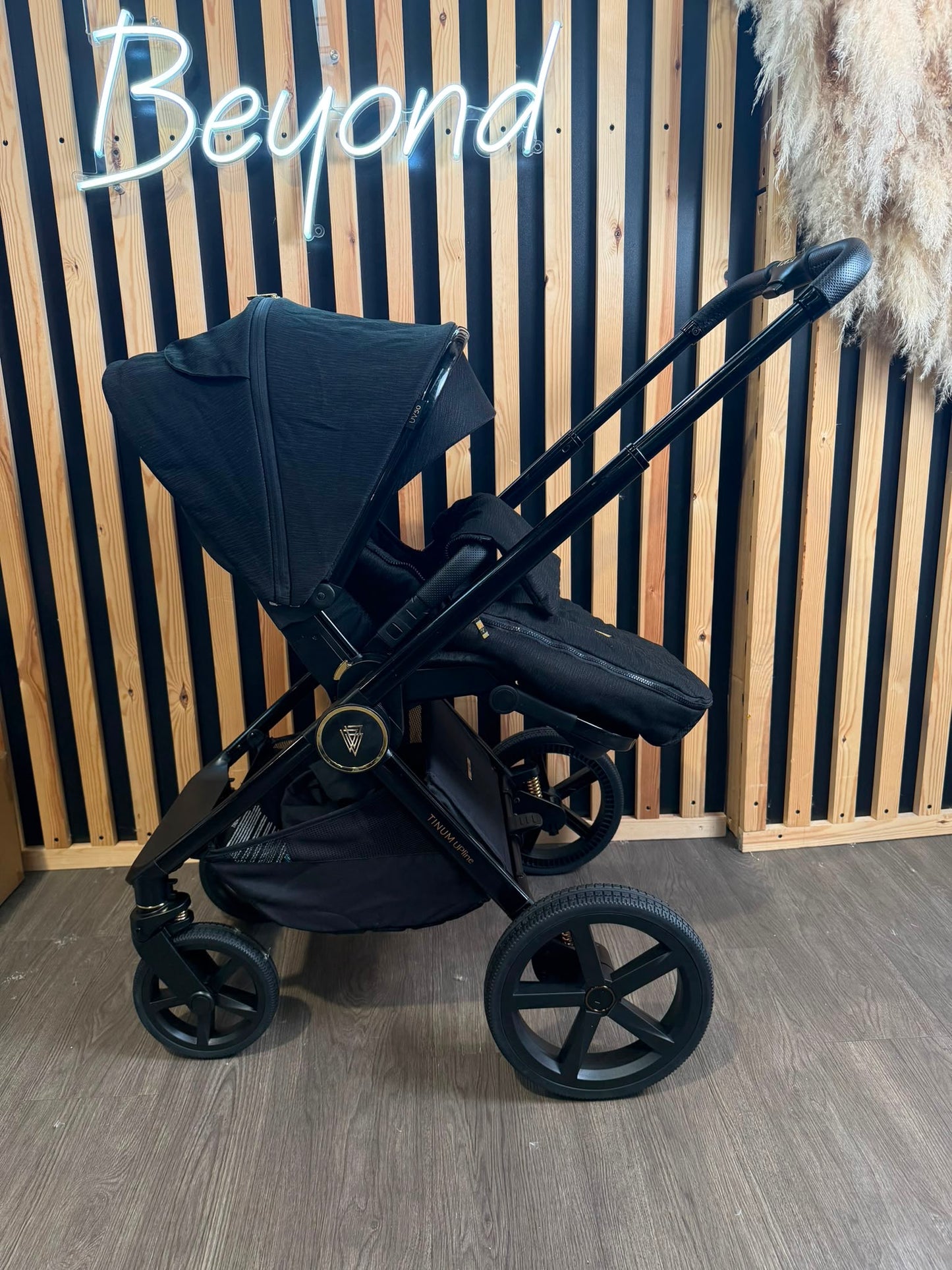PRE LOVED Venicci Tinum Upline 2-in-1 Travel System - All Black