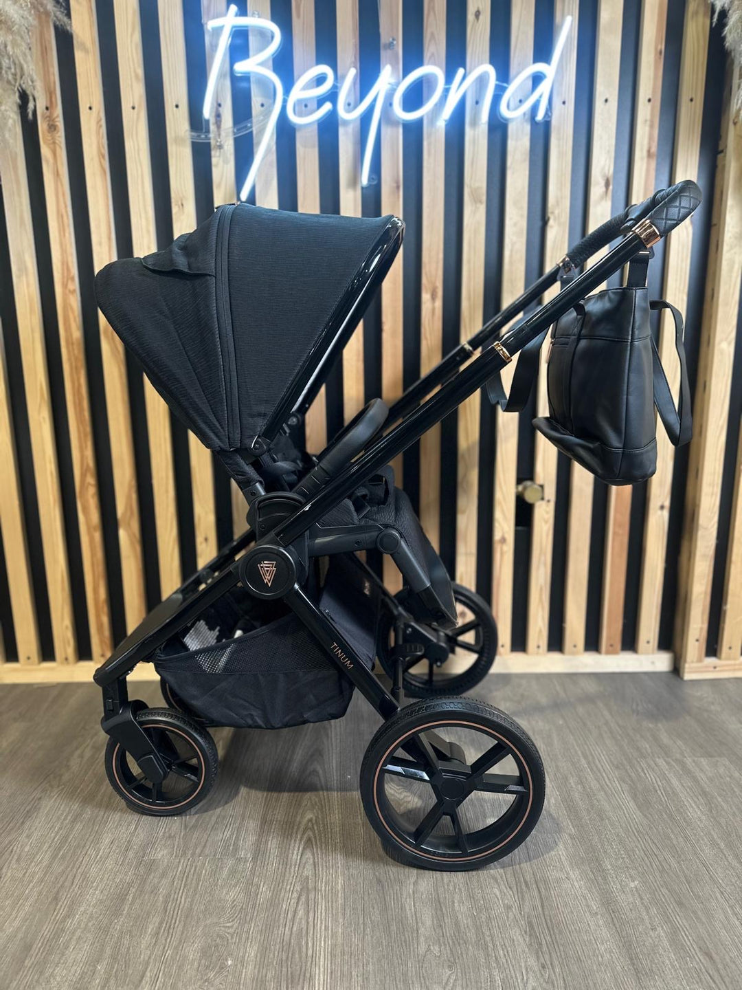 PRE LOVED Venicci Tinum Travel System - SE Stylish Black