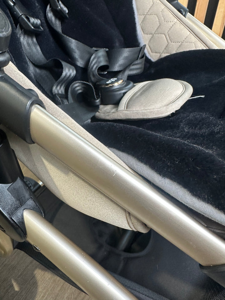 PRE LOVED egg2 Travel System - Feather