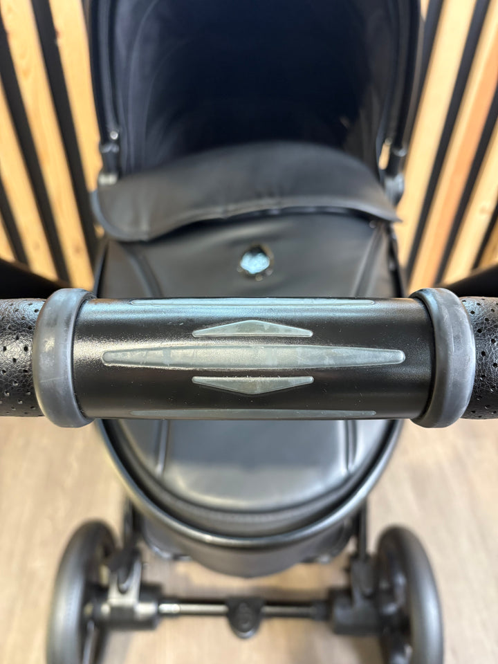 PRE LOVED egg2 Travel System - Stealth