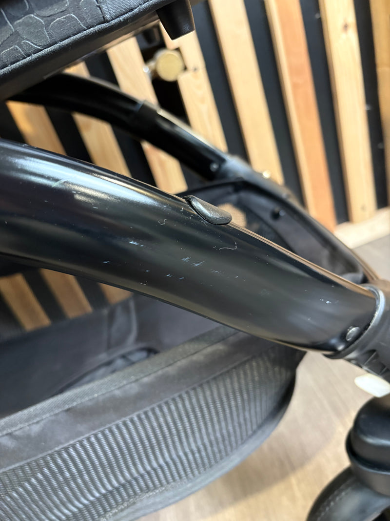 PRE LOVED egg2 Travel System - Jurassic Gold