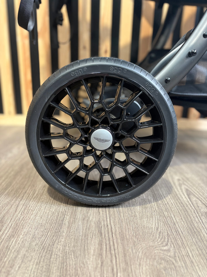 EX DISPLAY Aston Martin egg3 Luxury Travel System - Classic Grey