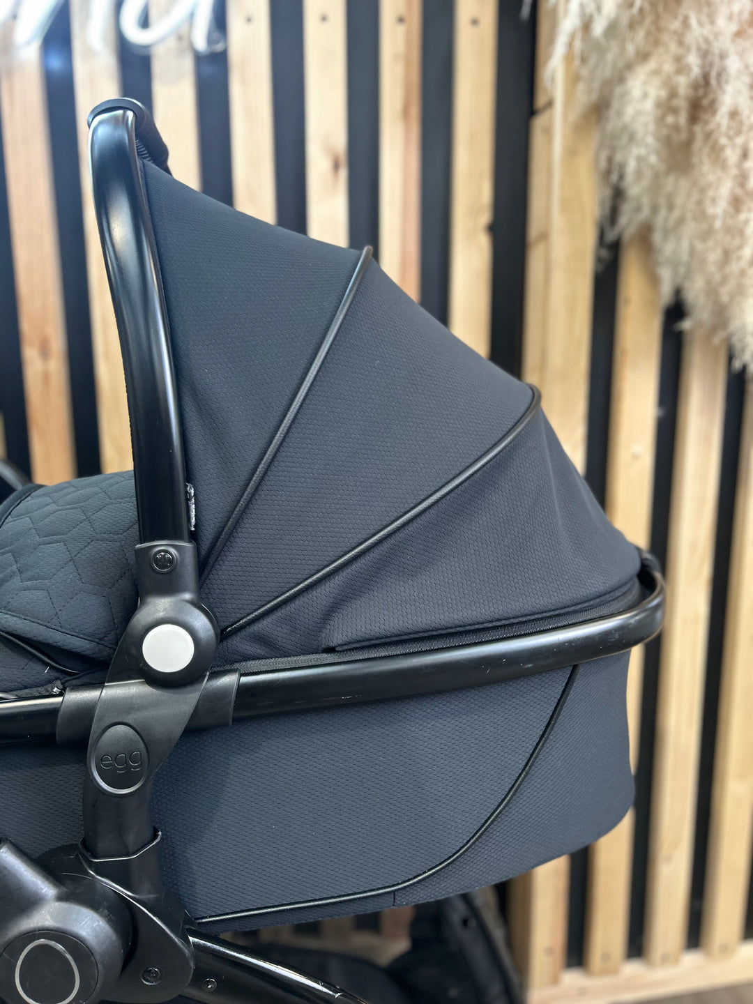 PRE LOVED egg2 Travel System - Just Black