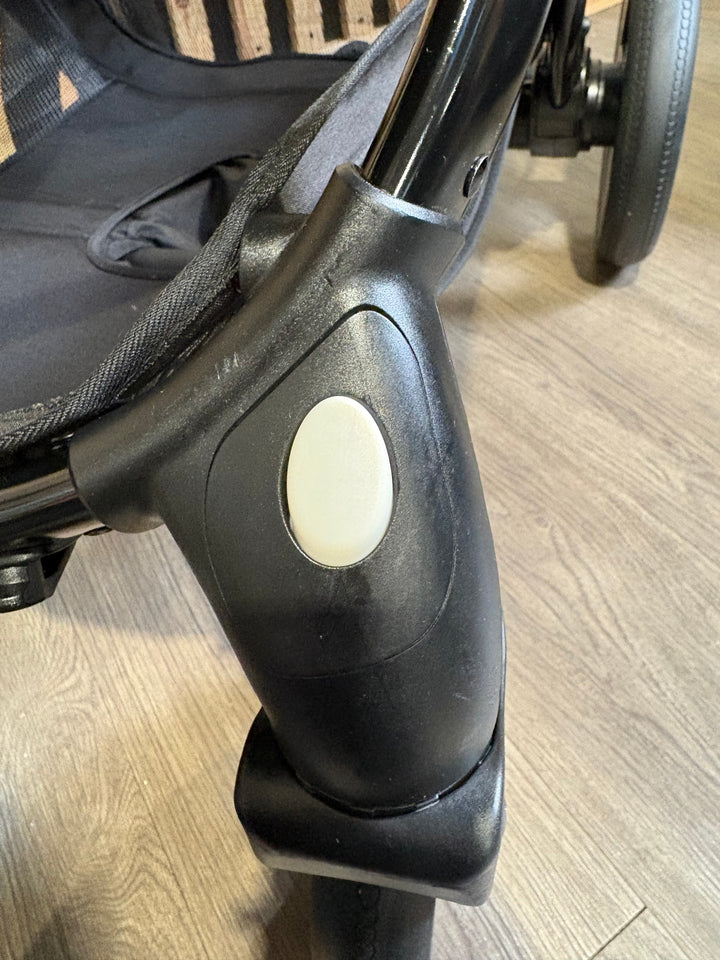 PRE LOVED egg2 Travel System - Just Black