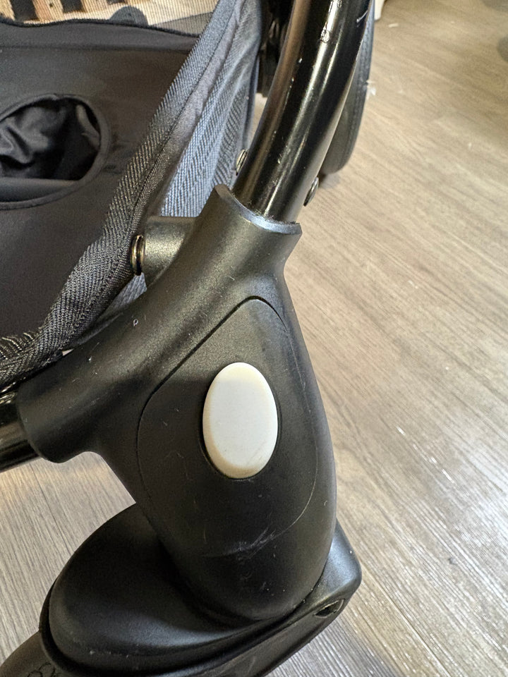 PRE LOVED egg2 Travel System - Just Black