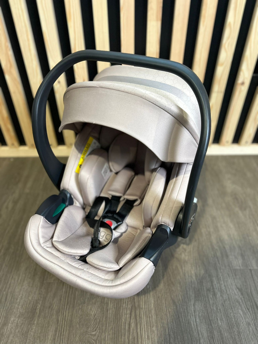 PRE LOVED Egg 2 Luxury Pushchair and Shell i-Size Car Seat Special Edition Bundle - Feather Geo