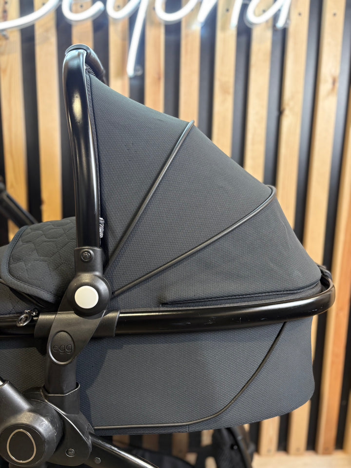 PRE LOVED egg2 Travel System - Just Black