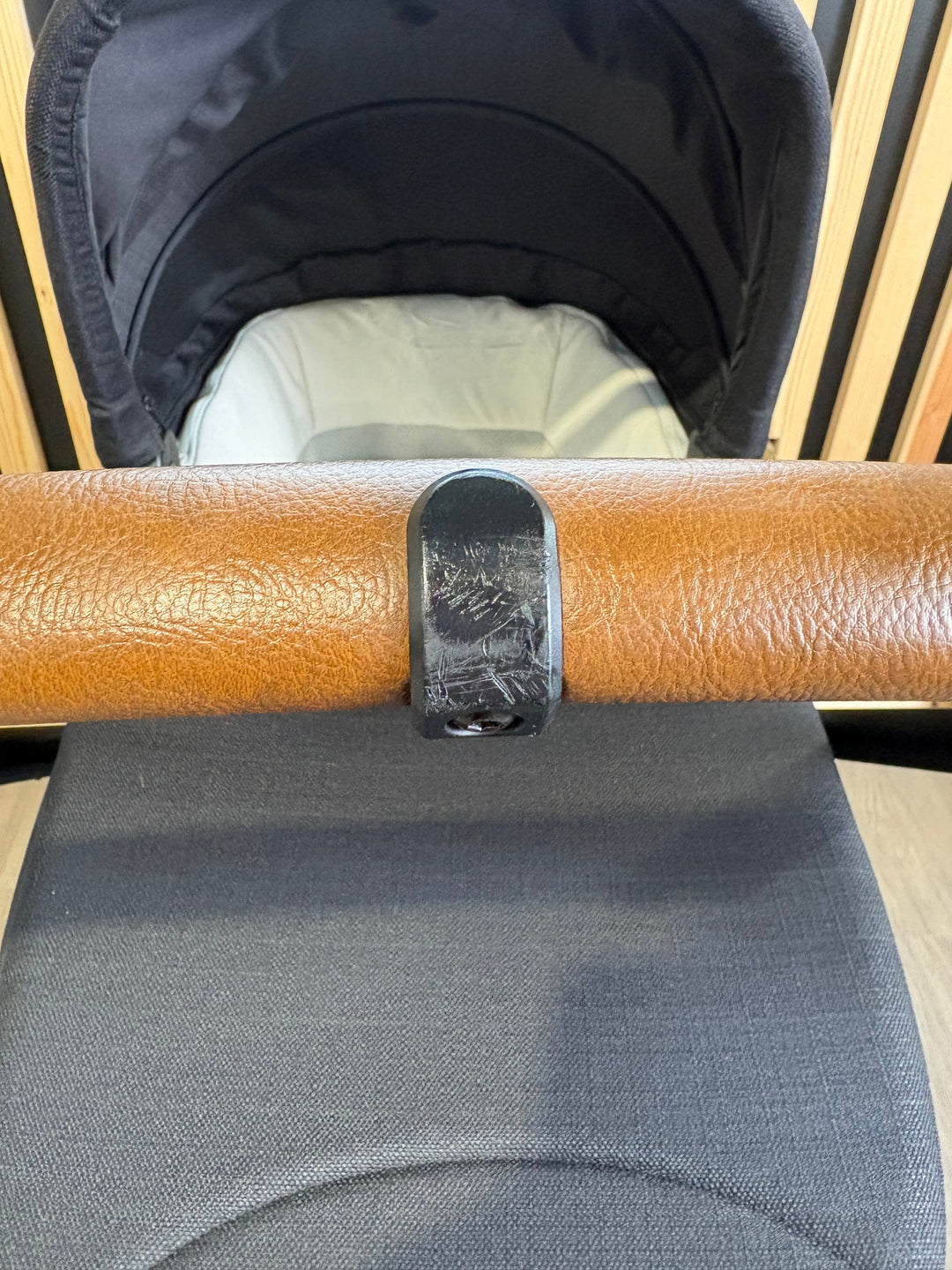 PRE LOVED Nuna Triv & LYTL Carrycot - Caviar