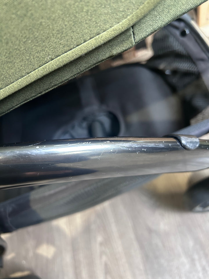 PRE LOVED egg2 Travel System - Olive