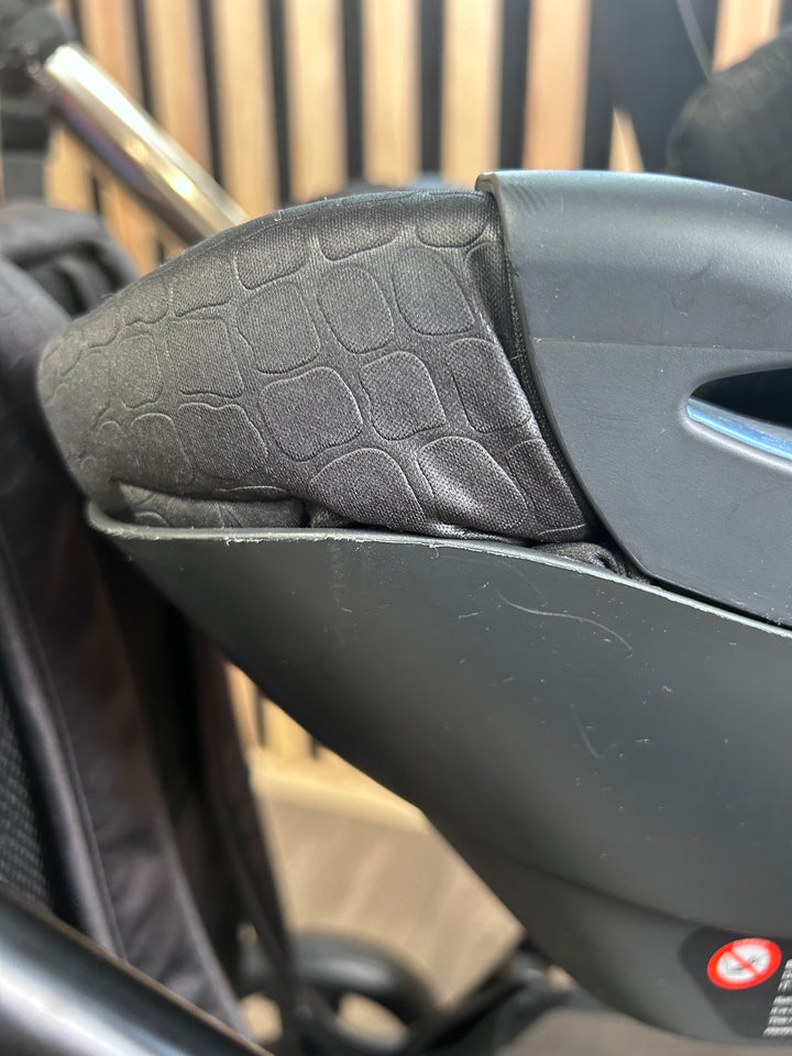 PRE LOVED egg2 Travel System - Jurassic Gold