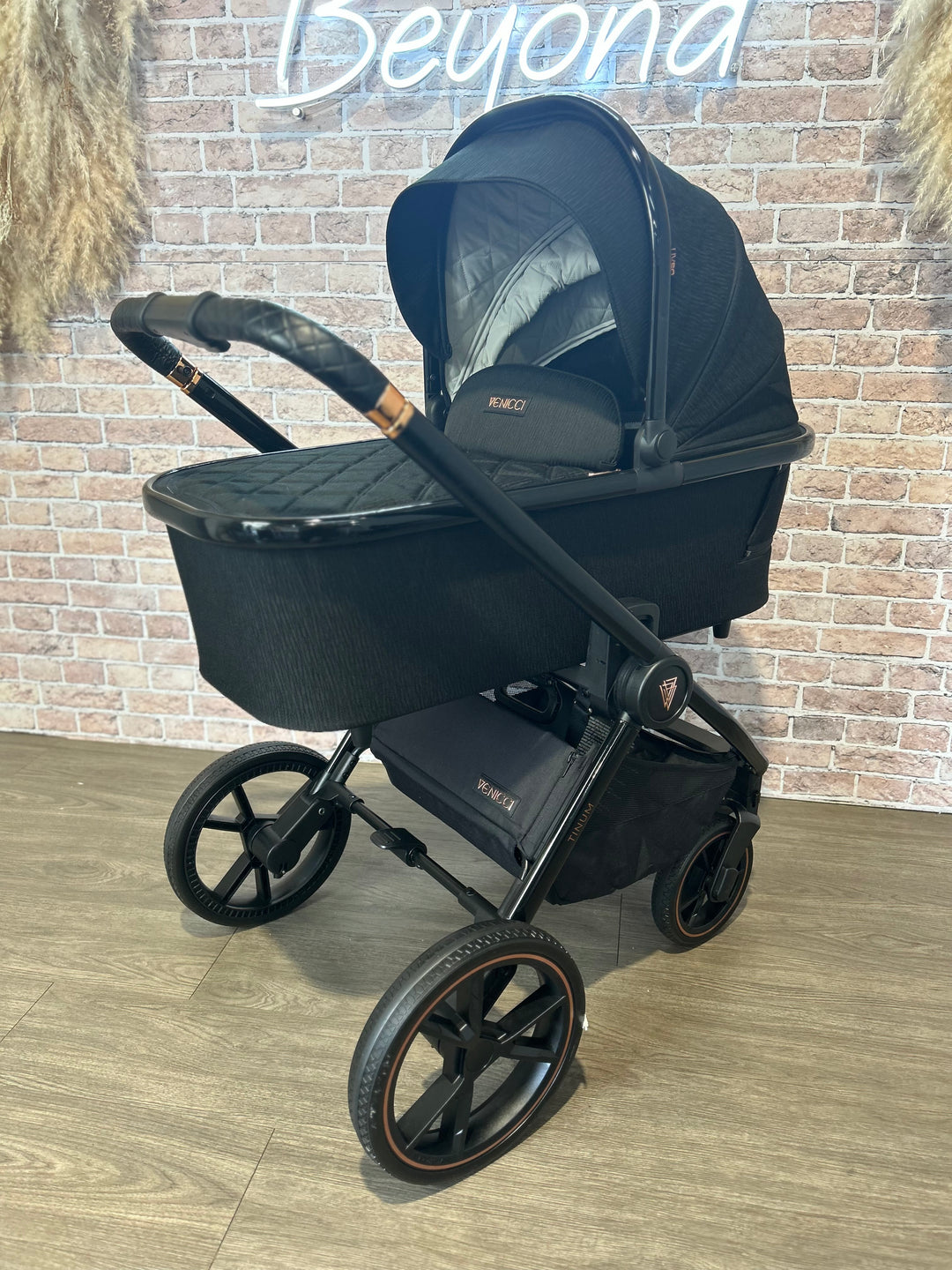 PRE LOVED Venicci Tinum 2.0 SE Travel System - Stylish Black