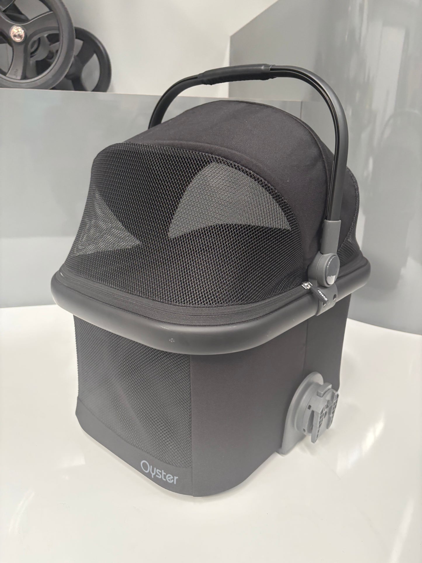 EX DISPLAY Babystyle Oyster4 Pet Basket