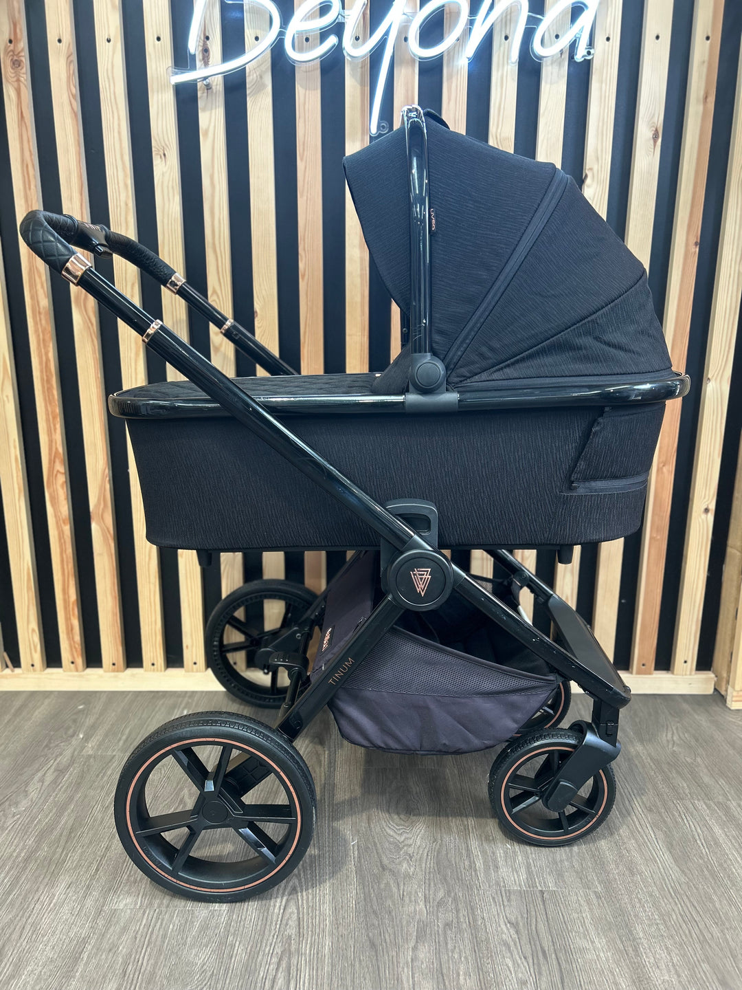 PRE LOVED Venicci Tinum 2.0 2-in-1 Travel System - SE Stylish Black