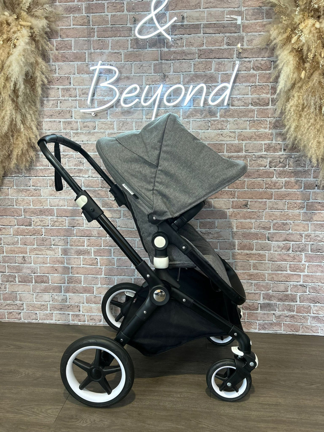 PRE LOVED Bugaboo Lynx - Grey Melange On Black Chassis