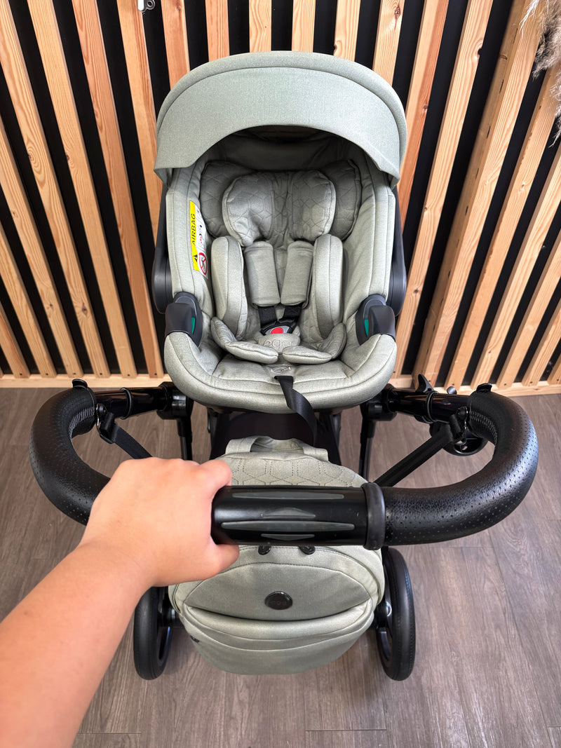 PRE LOVED egg2 Travel System - Seagrass
