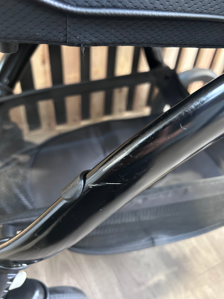 PRE LOVED egg2 Travel System - Just Black