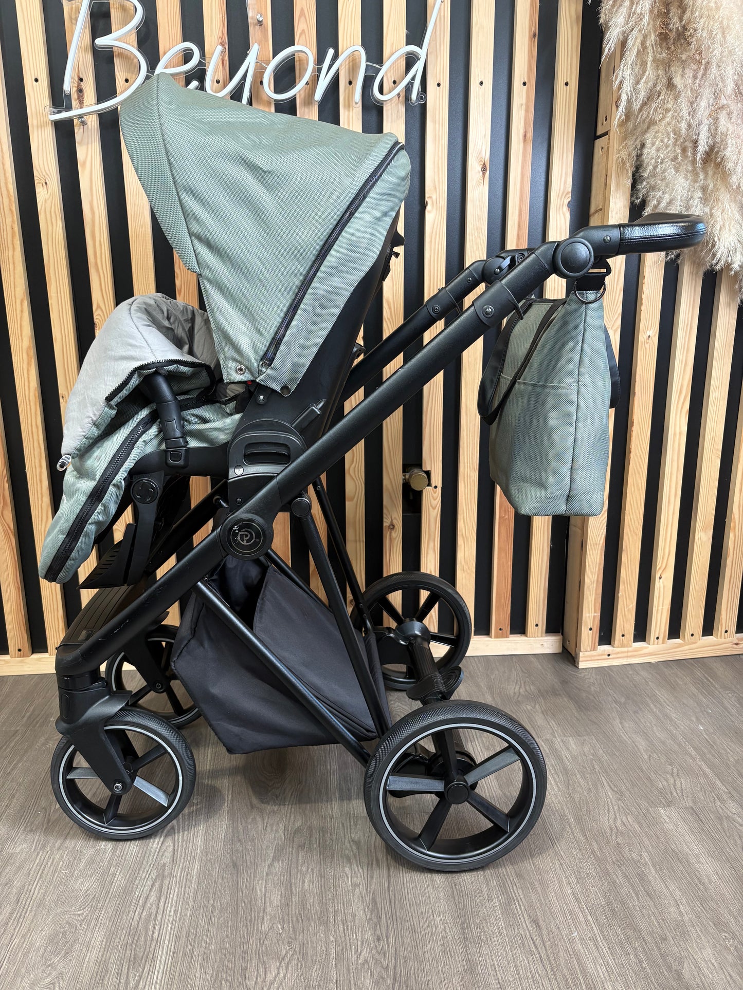 PRE LOVED Babystyle Prestige Vogue Travel System - Eden