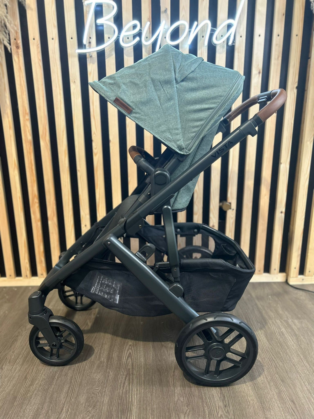 PRE LOVED UPPAbaby VISTA V2 Pushchair and Carrycot - Gwen