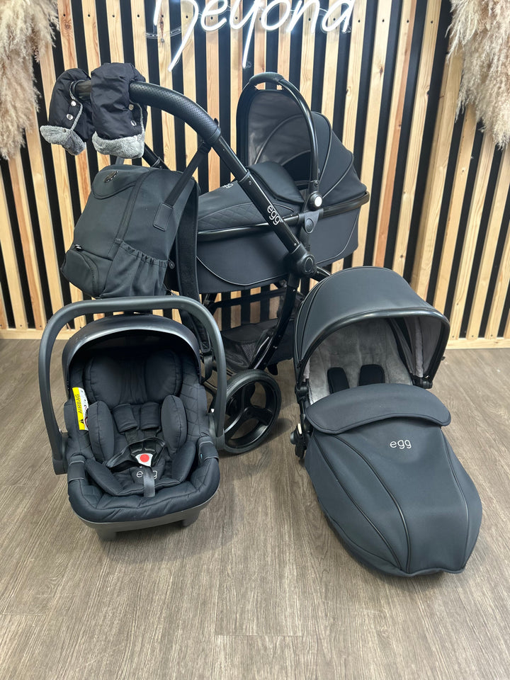 PRE LOVED egg2 Travel System - Just Black
