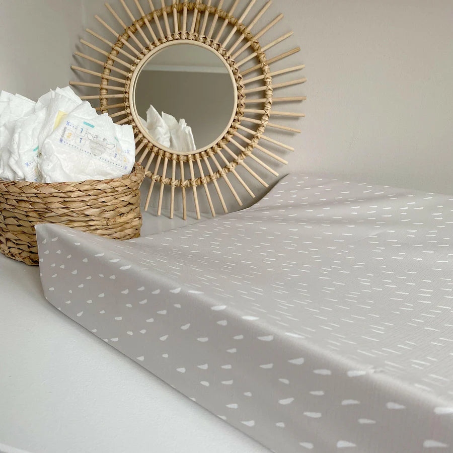Bobbin & Bumble Anti-Roll Wedge Changing Mat – Greige Dash Print