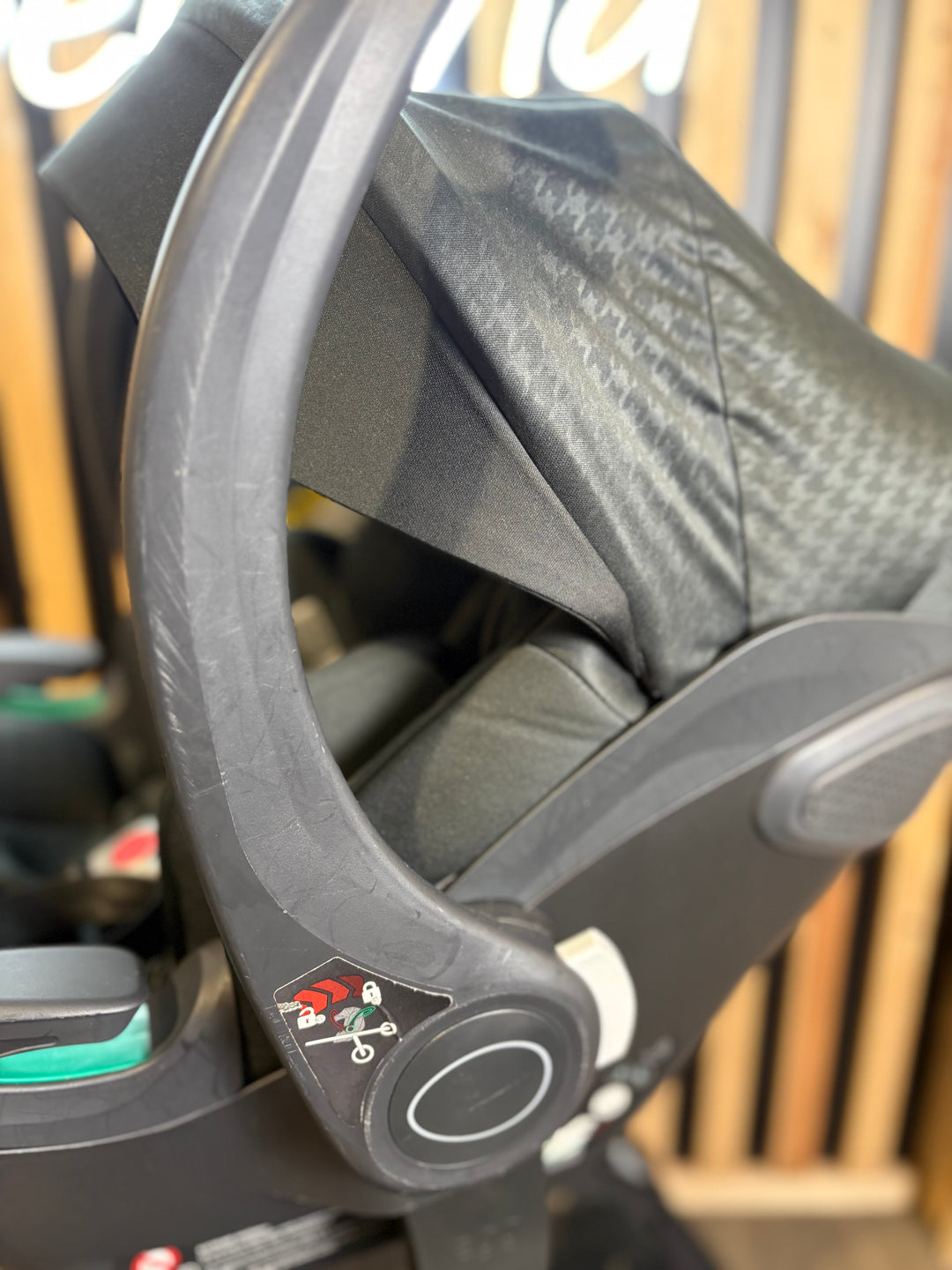 PRE LOVED egg3 Travel System - Houndstooth Black