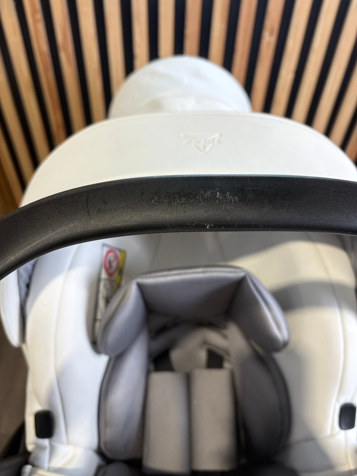 PRE LOVED Junama Fluo Tandem Pushchair - White Gold
