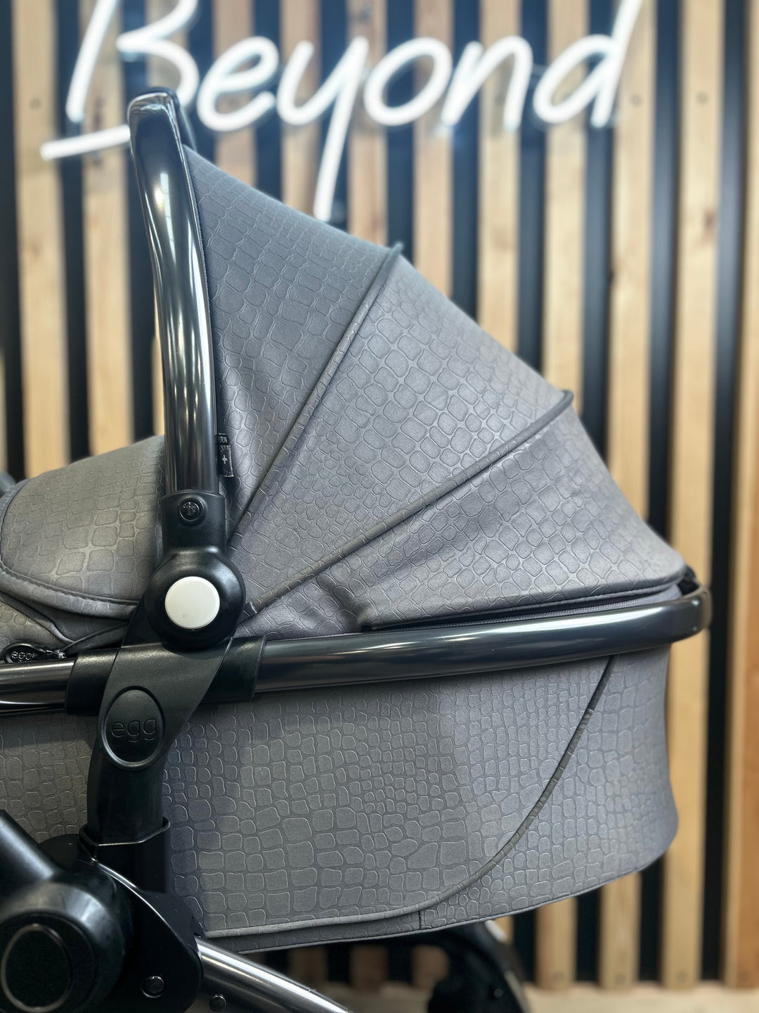 PRE LOVED egg2 Travel System - Jurassic Grey