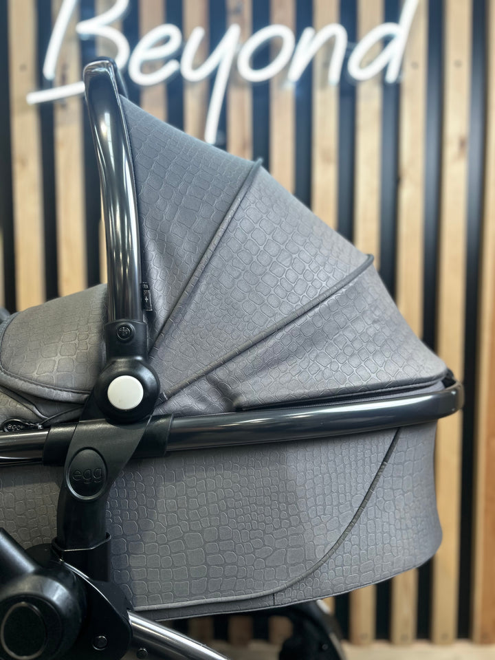 PRE LOVED egg2 Travel System - Jurassic Grey