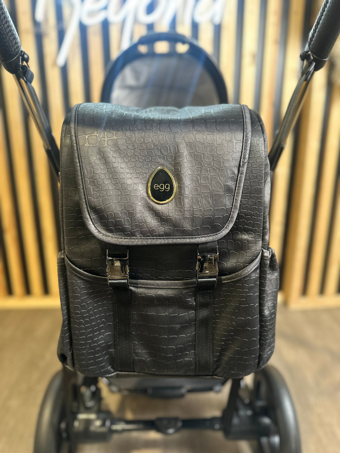 PRE LOVED egg2 Travel System - Jurassic Gold
