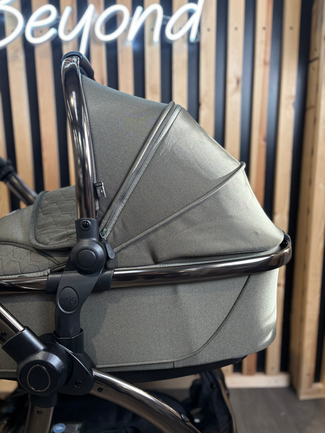 PRE LOVED egg3 Travel System - Hunter Green