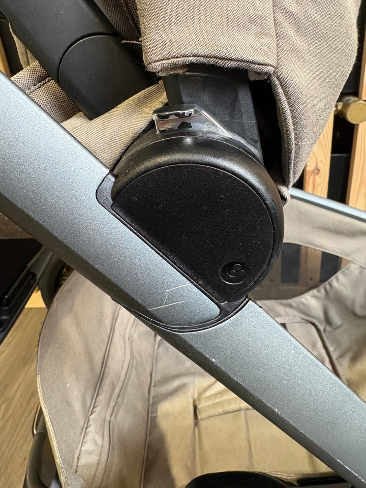 PRE LOVED Maxi-Cosi Fame Travel System - Twillic Truffle/Black Wheels