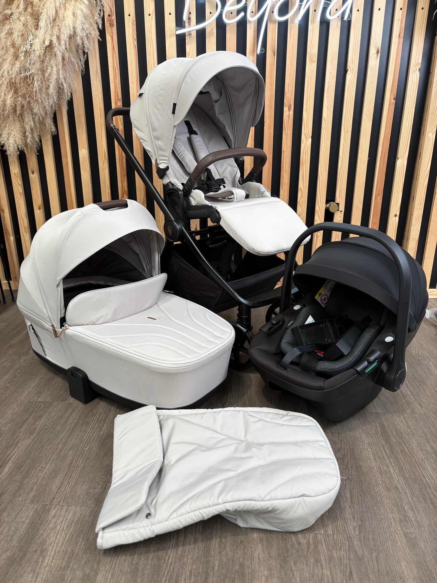 PRE LOVED Venicci Claro 3-in-1 Travel System - Vanilla