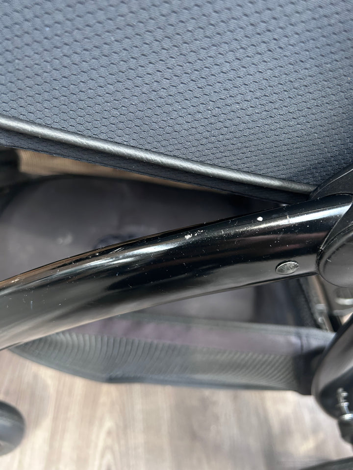 PRE LOVED egg2 Travel System - Just Black