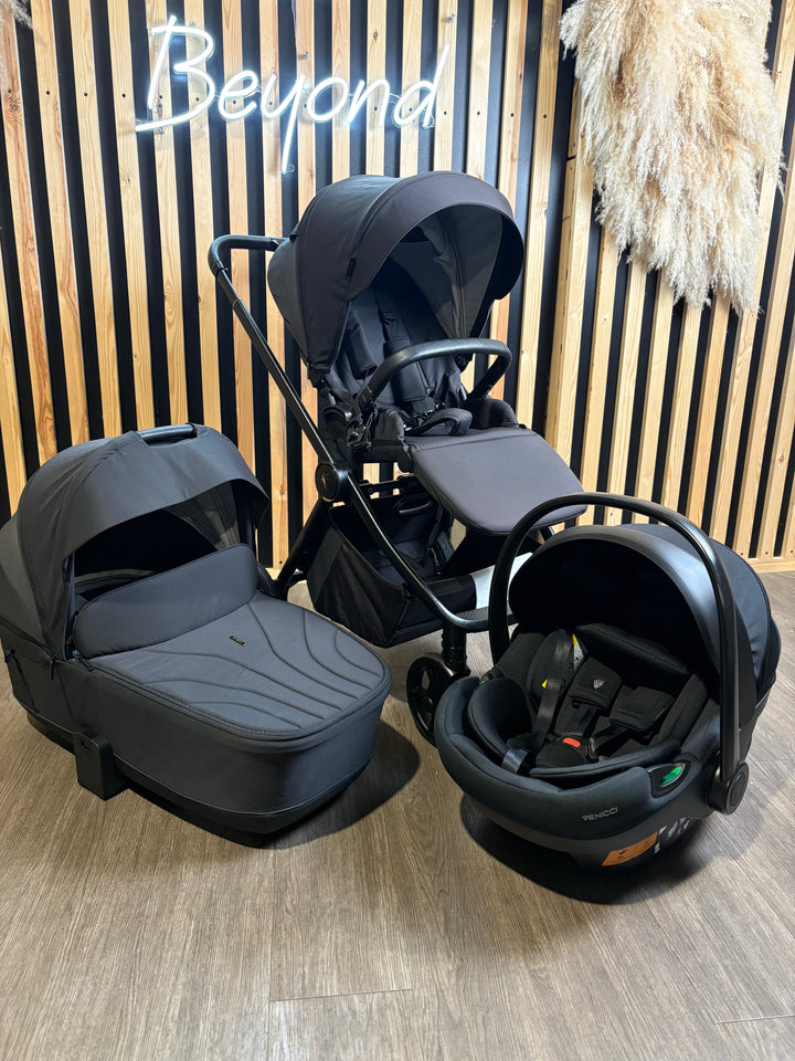 PRE LOVED Venicci Claro 4in1 Travel System Inc Isofix Base - Noir