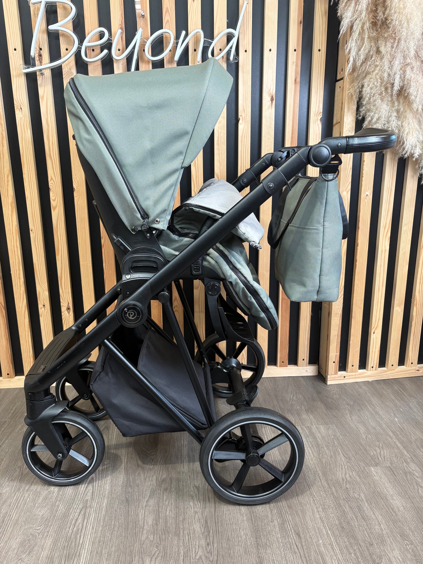 PRE LOVED Babystyle Prestige Vogue Travel System - Eden