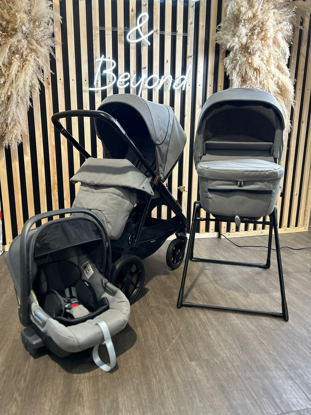 PRE LOVED Inglesina Aptica XT Travel System Bundle – Horizon Grey