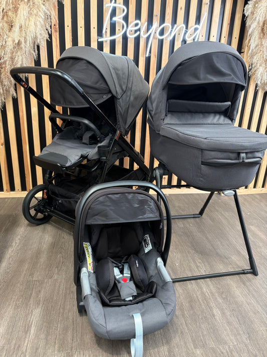 PRE LOVED Inglesina Aptica XT Travel System - Tiaga Green