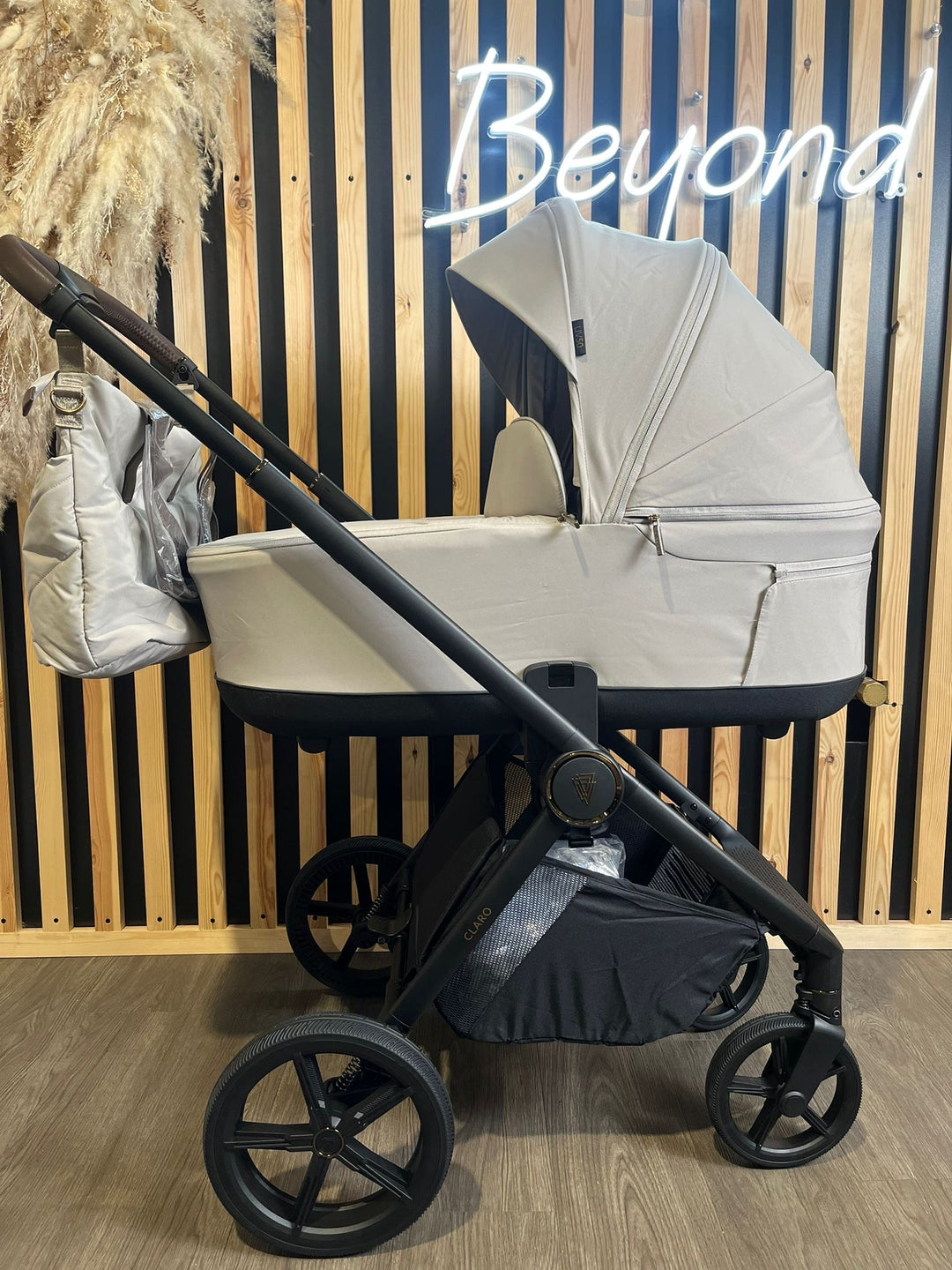 EX DISPLAY Venicci Claro Pushchair, Carrycot & Accessories - Vanilla