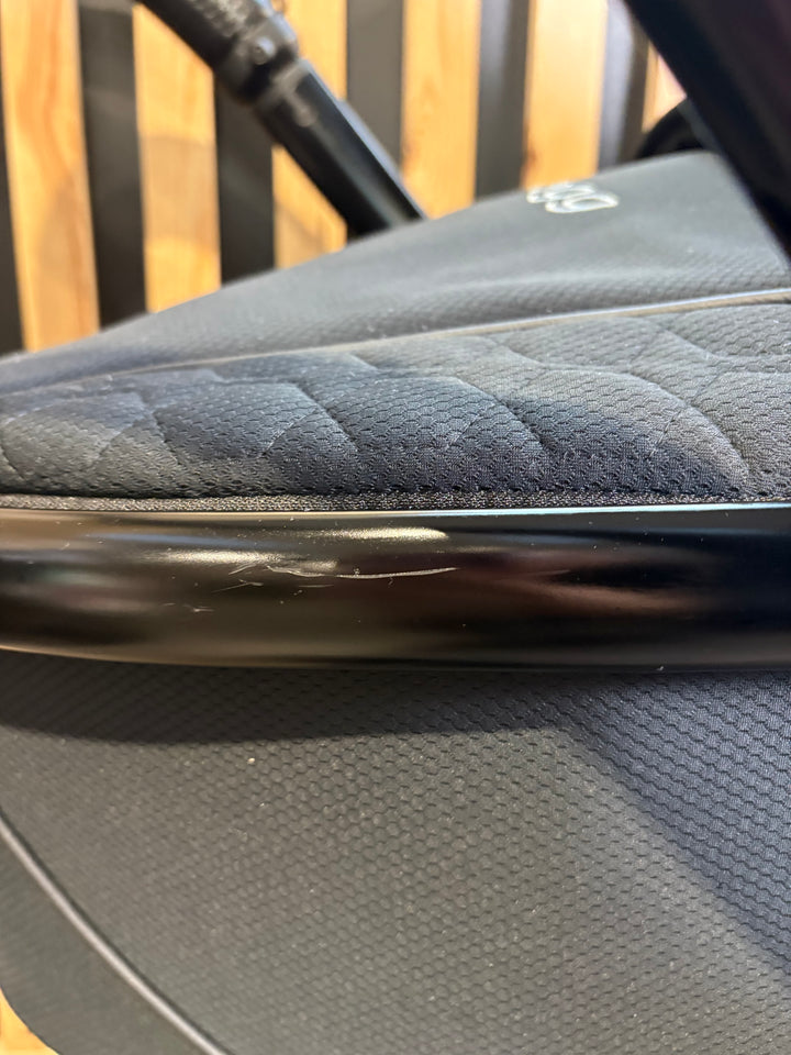 PRE LOVED egg2 Travel System - Just Black