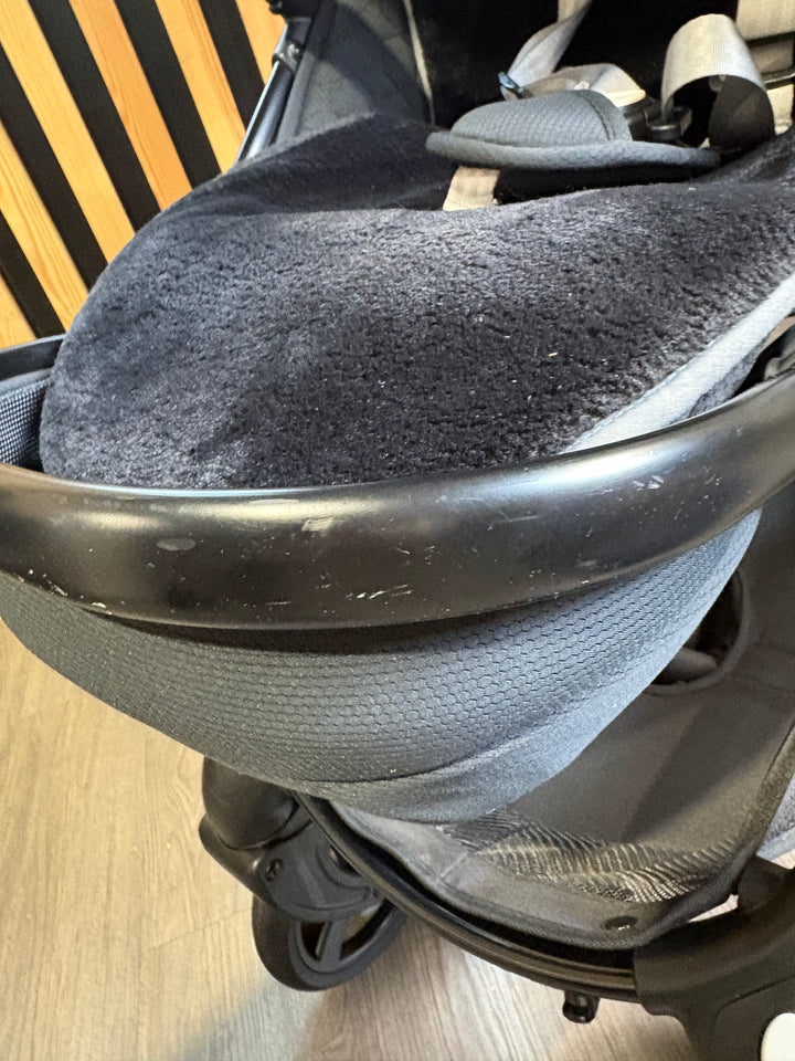 PRE LOVED egg2 Travel System - Just Black
