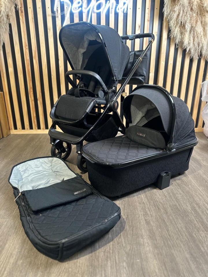PRE LOVED Venicci Tinum Travel System - SE Stylish Black