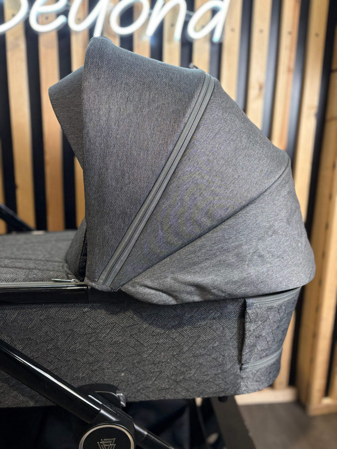 PRE LOVED Venicci Tinum Upline 2-in-1 Travel System - Slate Grey