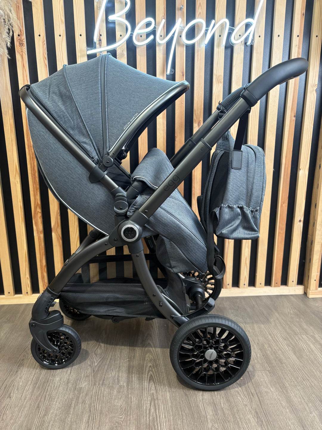 EX DISPLAY Aston Martin egg3 Luxury Travel System - Classic Grey