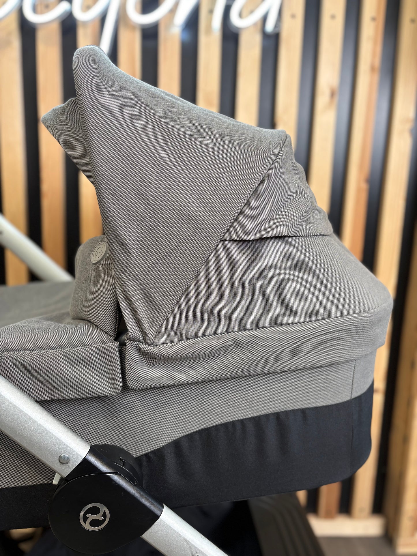 PRE LOVED Cybex Balios 2-in-1 Travel System - Manhattan Grey