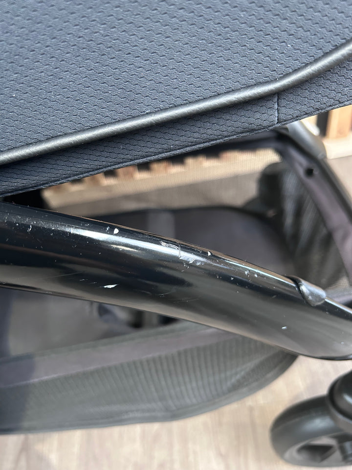 PRE LOVED egg2 Travel System - Just Black