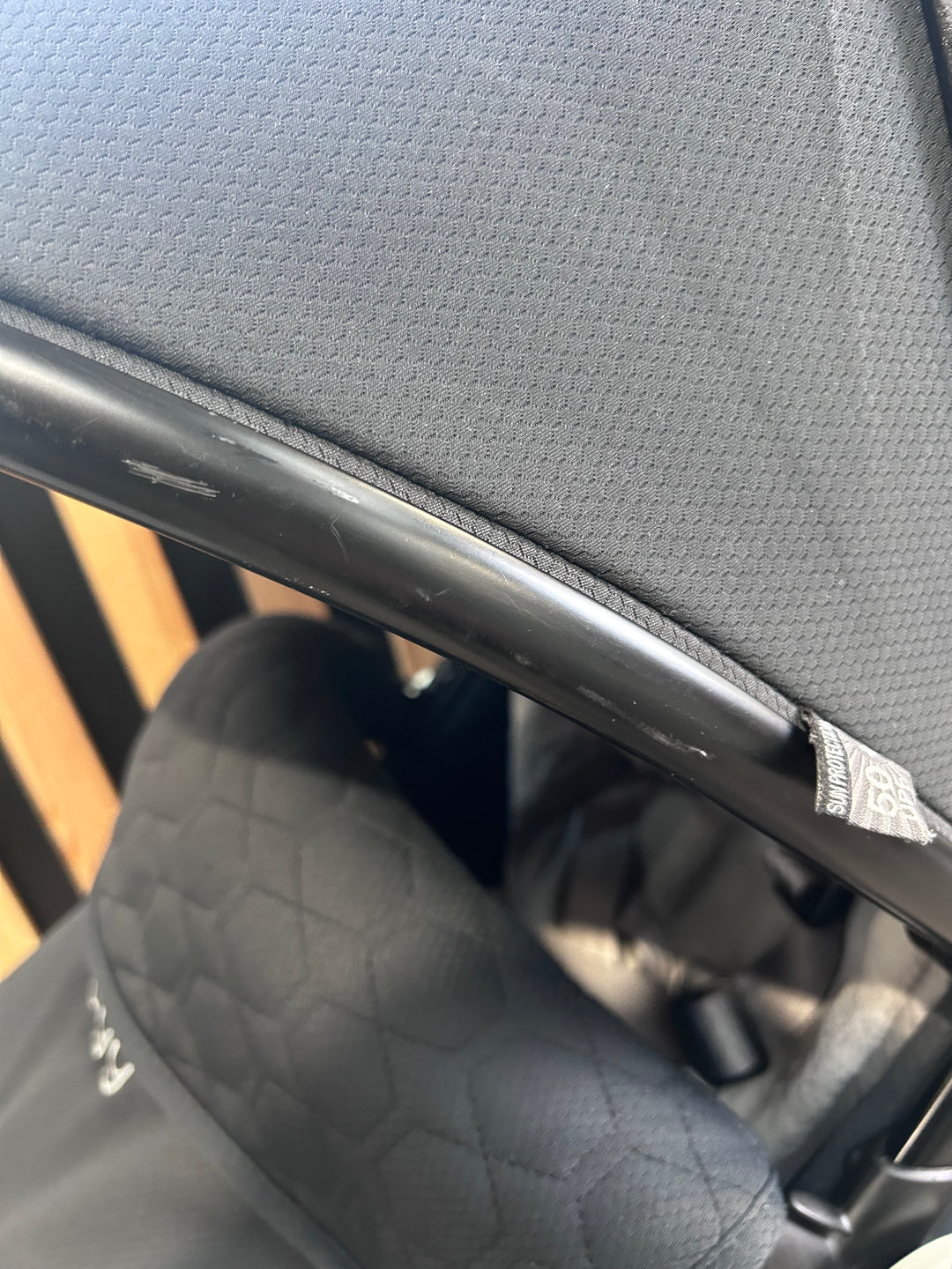 PRE LOVED egg2 Travel System - Just Black