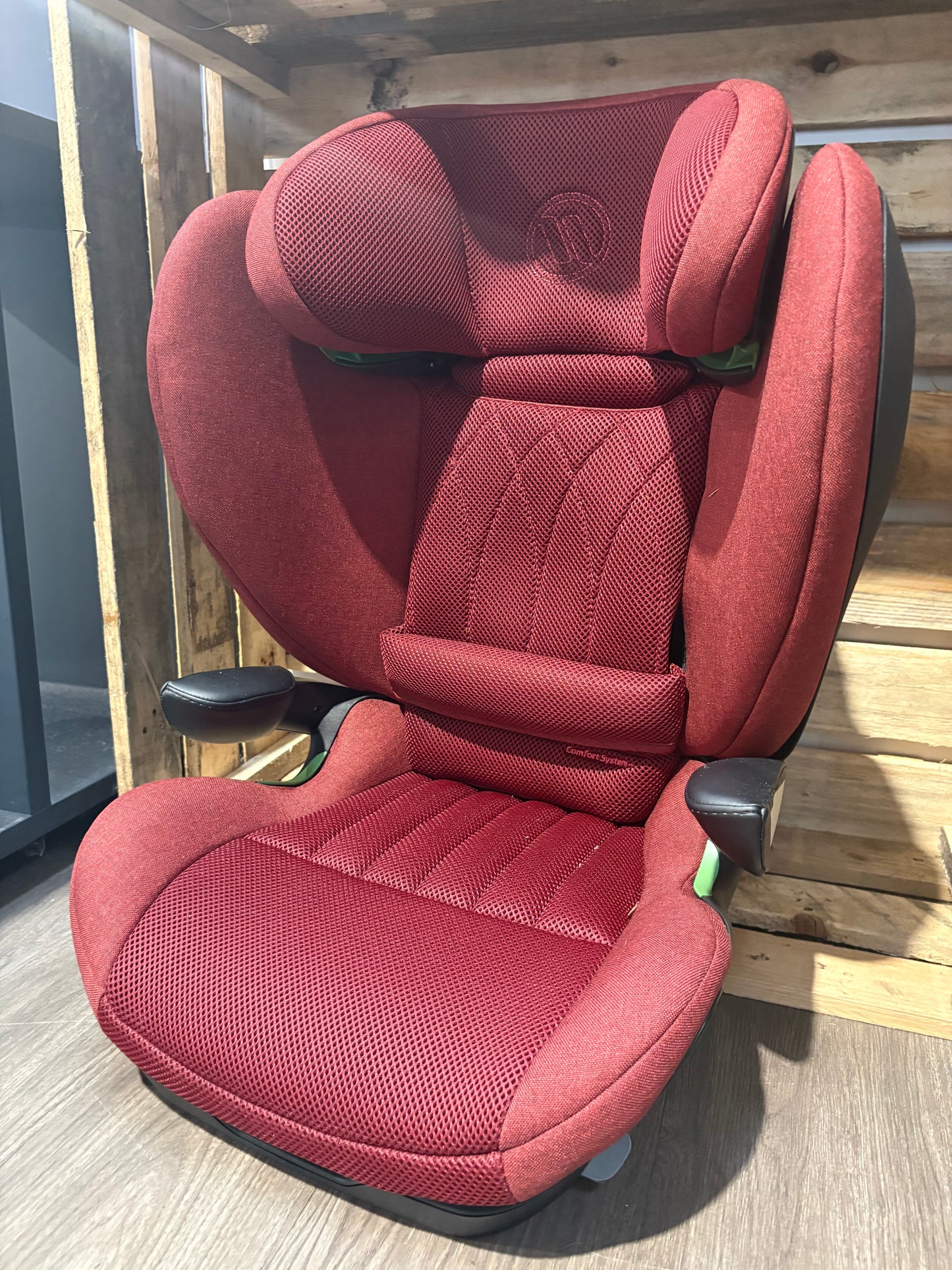 EX DISPLAY Avionaut MaxSpace AirFlow High Back Booster Car Seat - Red