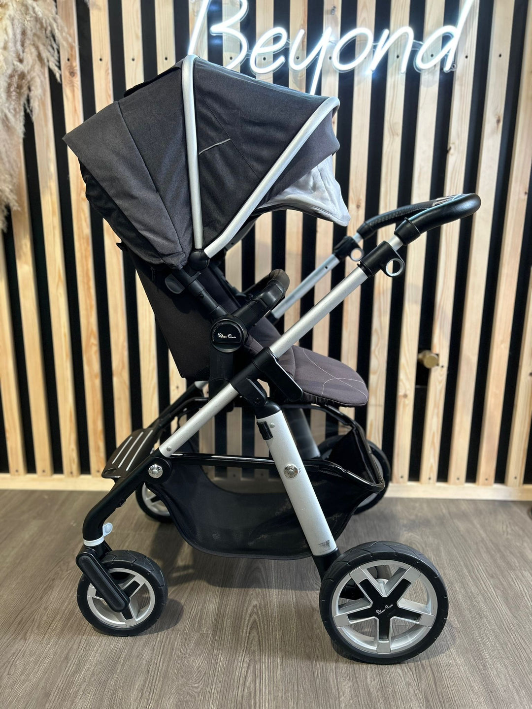 PRE LOVED Silver Cross Pioneer Pram & Pushchair - Onyx