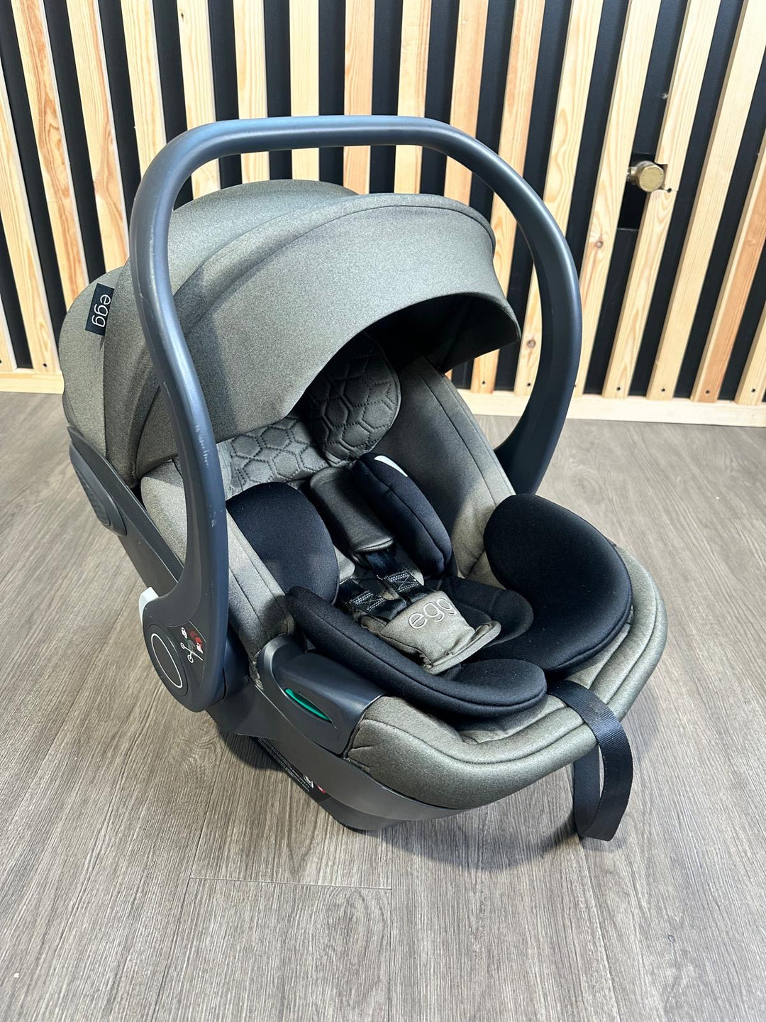 PRE LOVED egg Shell Car Seat - Hunter Green